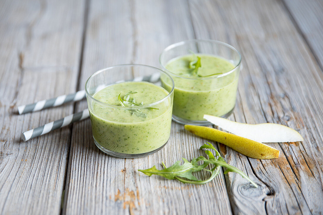 Green smoothies with pear and rocket