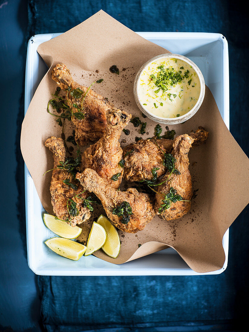 Frittierte Hähnchenschenkel in Gewürzkruste mit Limettenmayo