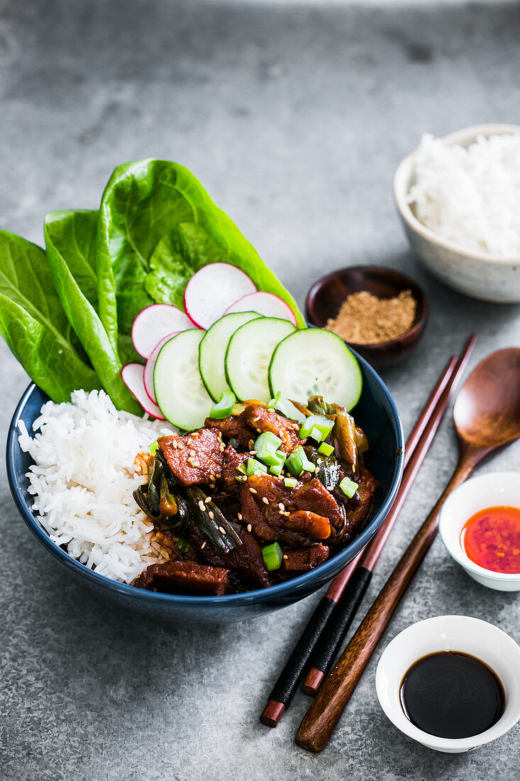 Würziges Schweinefleisch mit Reis und Gemüse