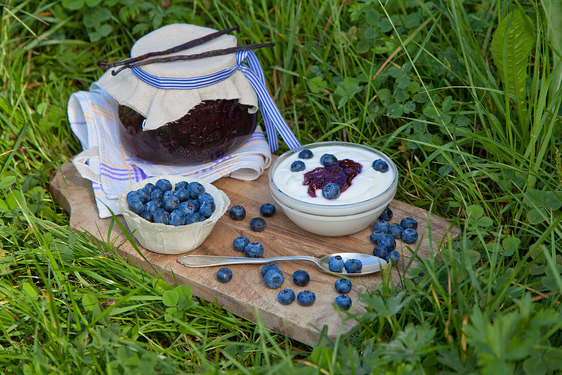 Yogurt with home-made blueberry-vanilla jam