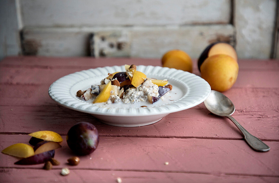 Ein Teller Overnight Oats mit Chia, Pflaumen und Mandeln