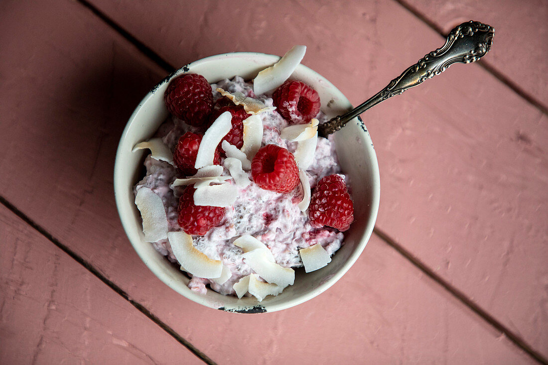 Chia-Himbeerpudding mit Kokoschips