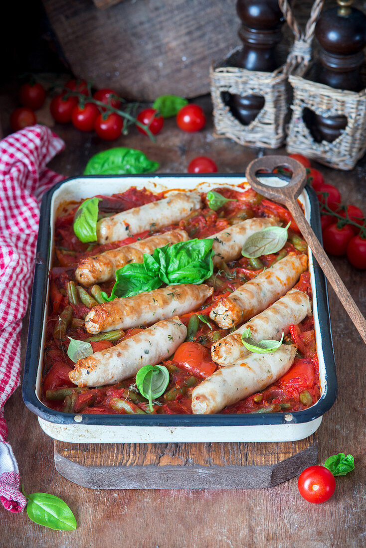 Geflügelwürstchen auf Gemüse mit Tomatensauce