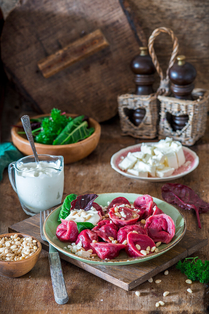 Rote-Bete-Pelmeni mit Pinienkernen