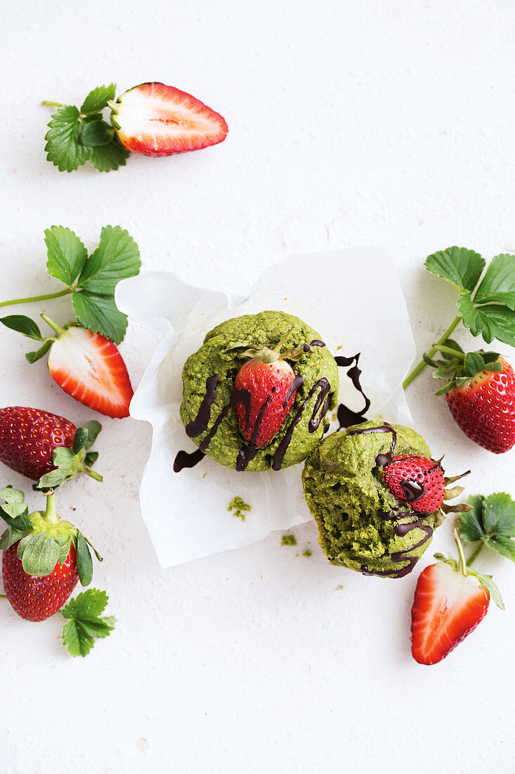 Grüne Smoothie-Muffins mit Erdbeeren und Schokolade