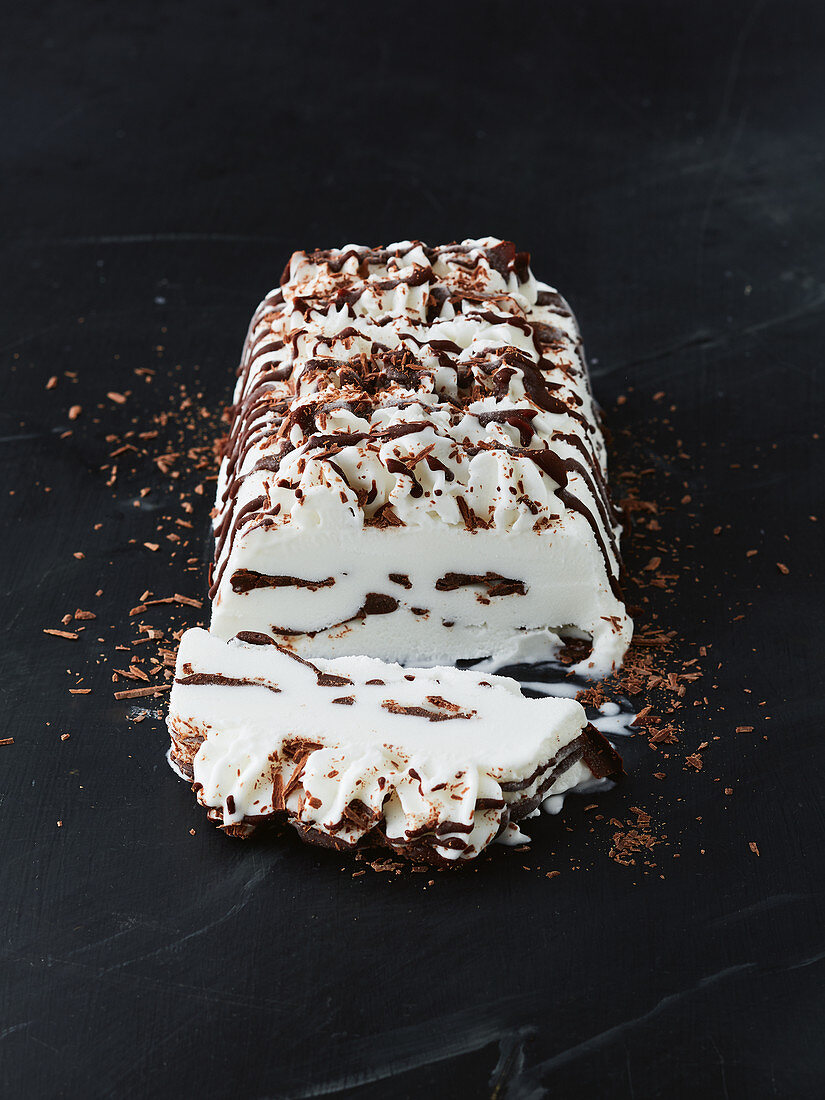Vegane Eistorte 'Veganetta' mit Vanilleeis und Schokolade
