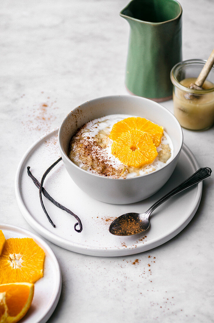 Vanille-Reispudding mit Orangen, Kokosmilch und Zimt