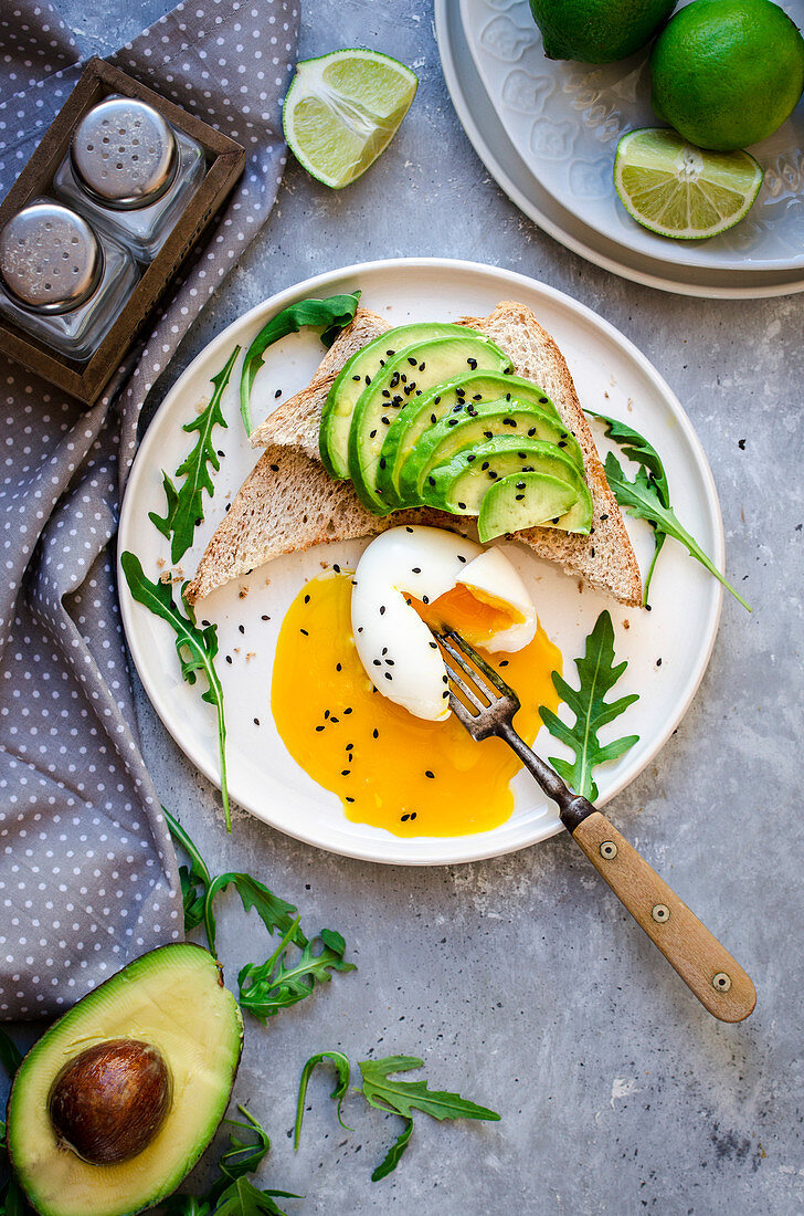 Toast mit Avocado und Ei