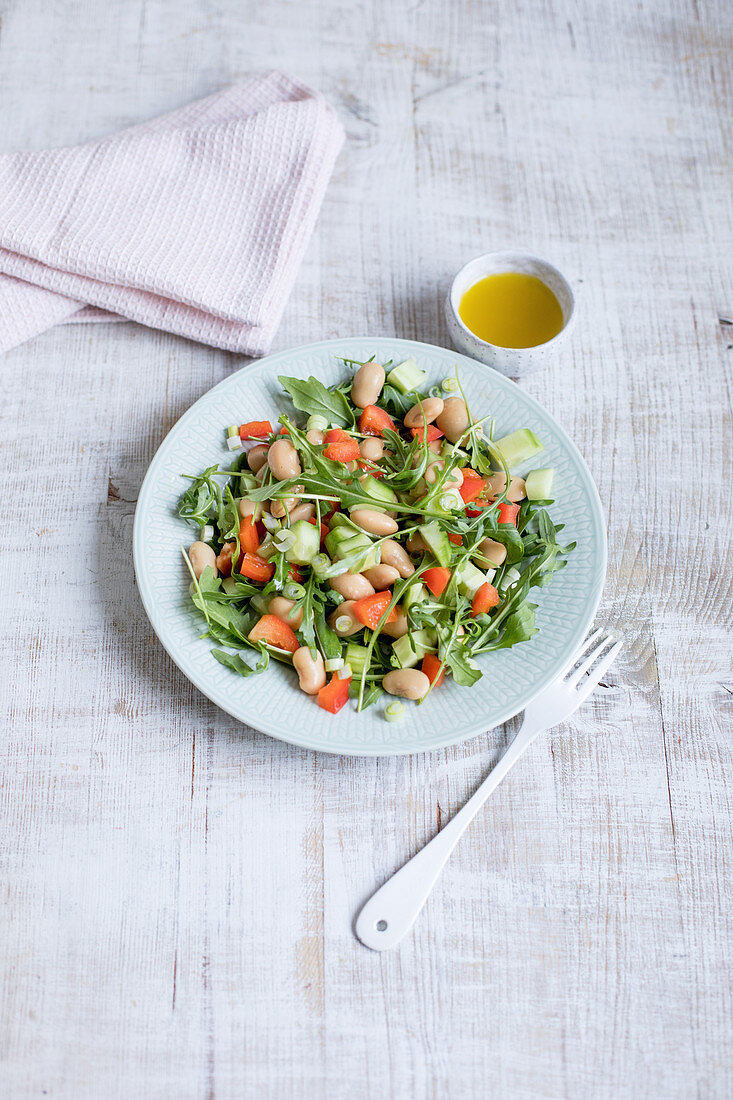 Rocket salad with white beans, peppers and cucumber