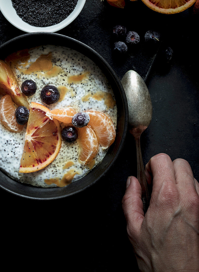 Chiapudding-Bowl mit Orangenscheiben und Mandarinen