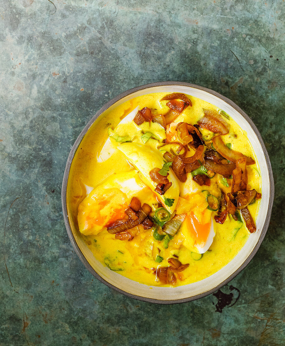 Egg curry with yoghurt and onions