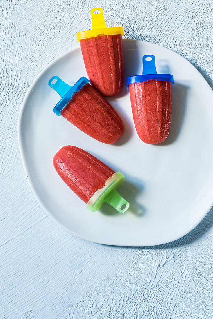 Tomato and strawberry ice lollies with nutmeg and basil