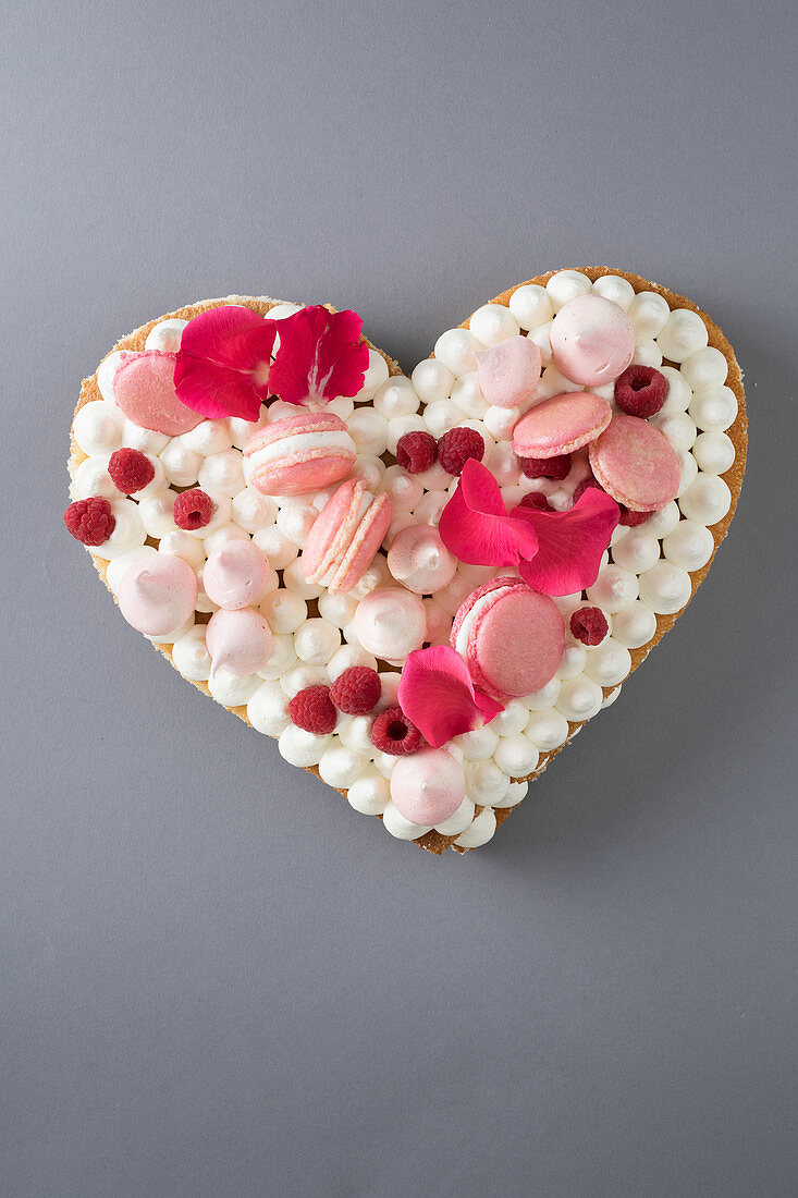 A Mother's Day heart with meringue and macaroons
