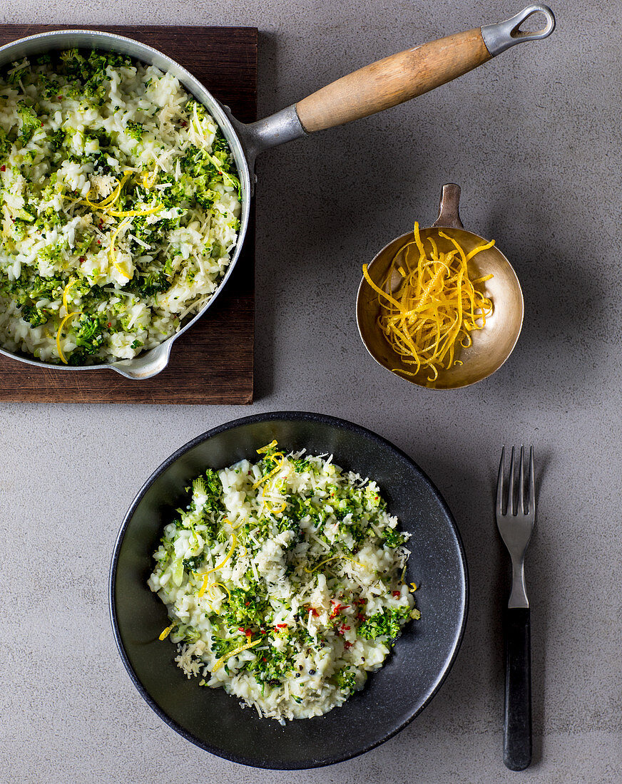 Broccoli risotto with almonds