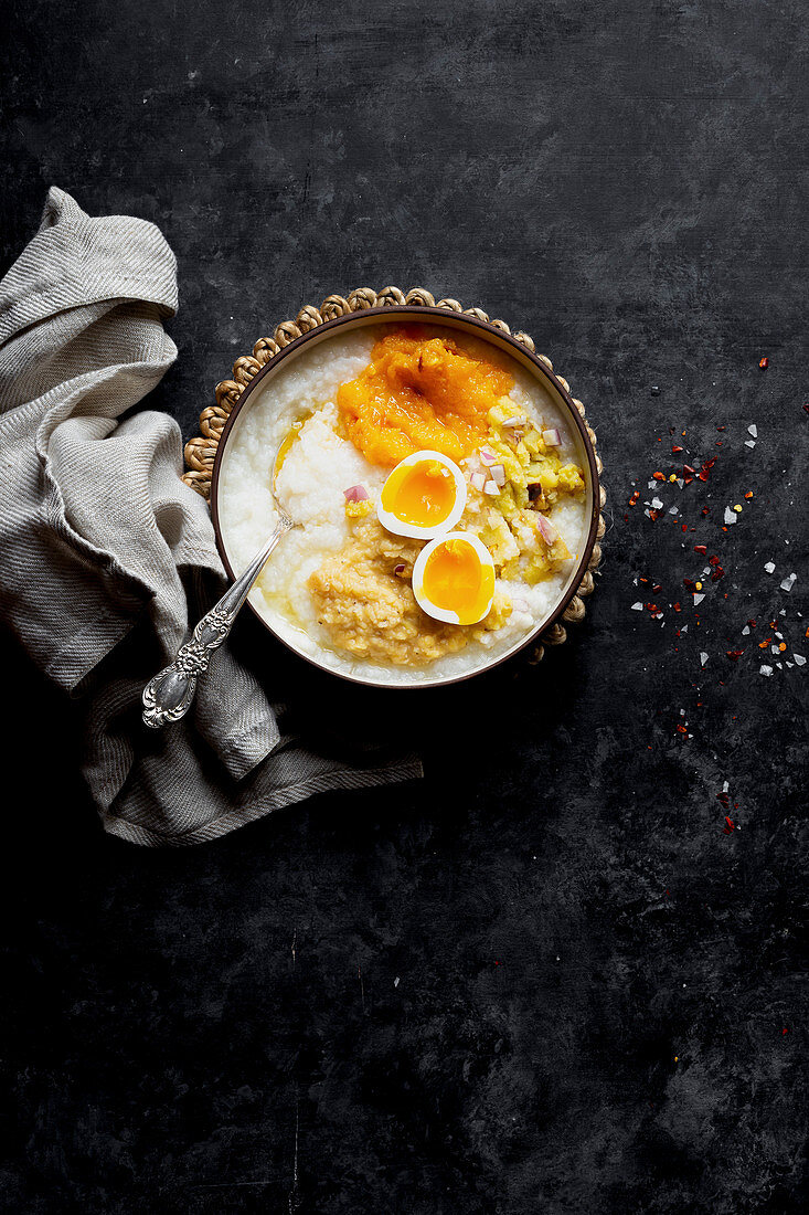 Reis mit Kürbis- und Kartoffelnpüree, Linsen und Ei (Comfort Food, Indien)