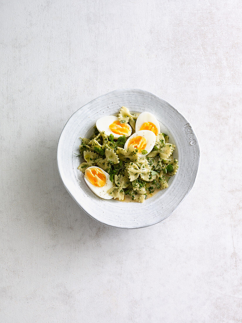 Herb farfalle with egg (one pot pasta)