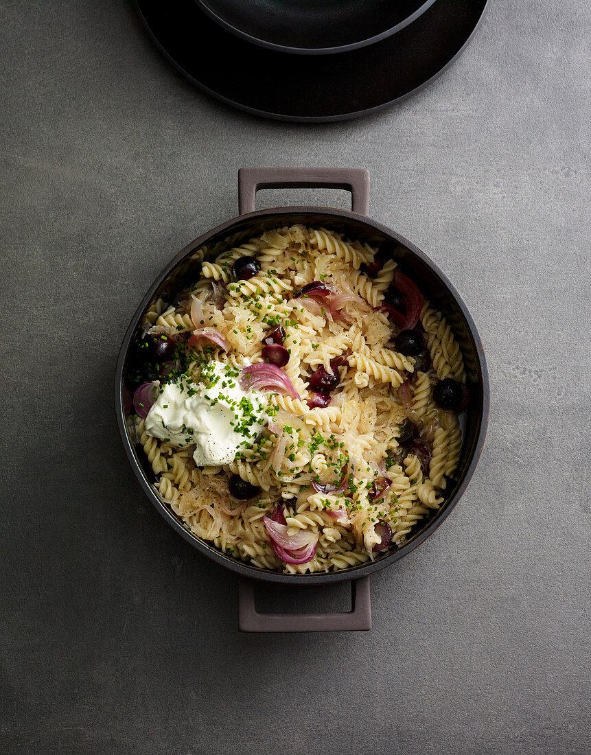 Alsace pasta stew with sauerkraut and grapes (one pot pasta)