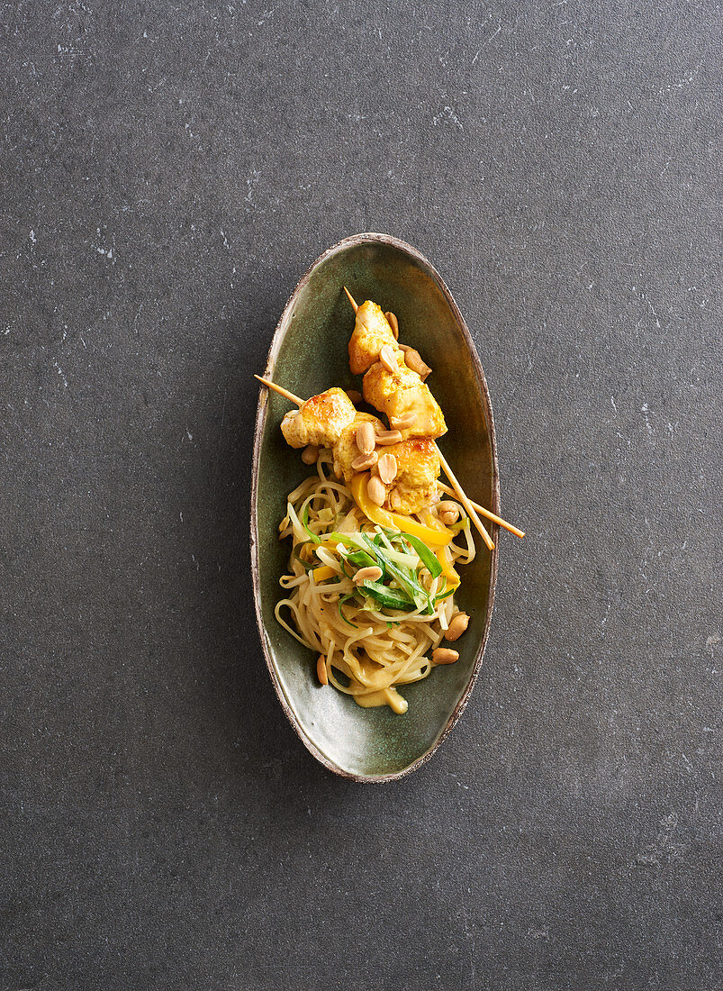 Hähnchenspieße mit Kokos-Erdnuss-Nudeln (One Pot Pasta)