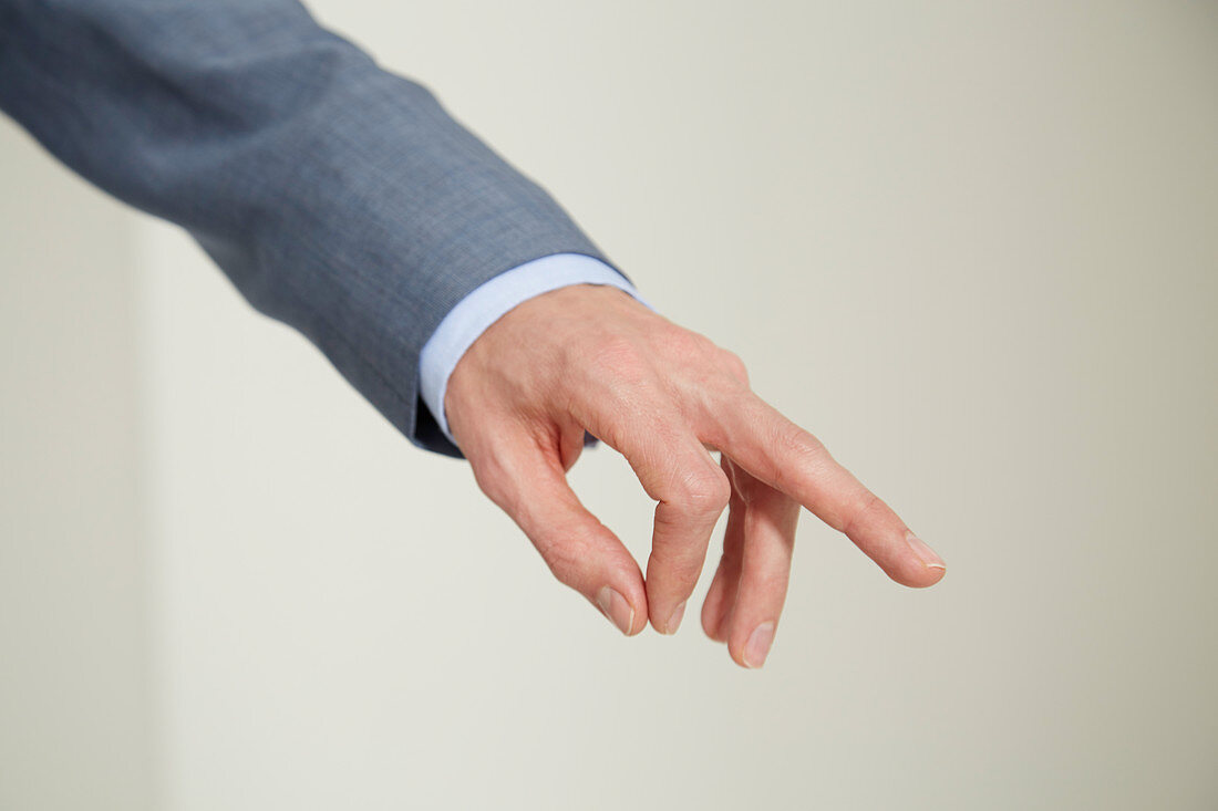 Männerhand mit gestrecktem Mittelfinger – Bild kaufen – 12608213 ❘