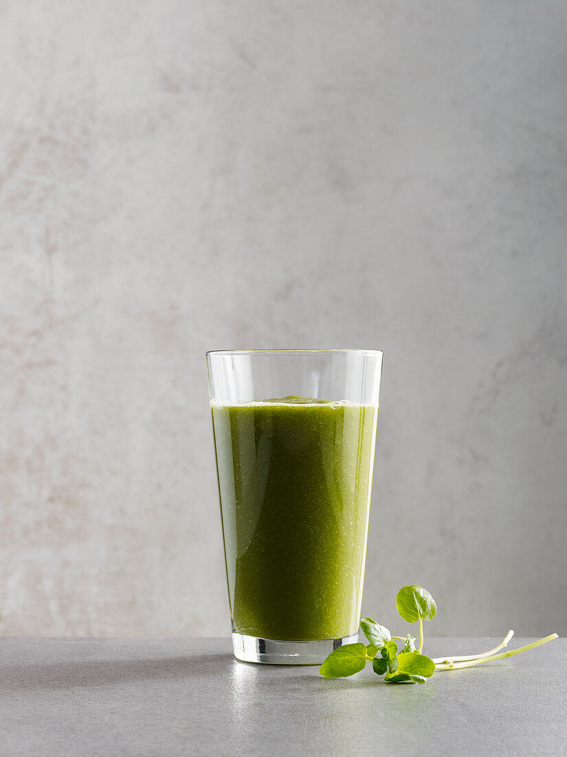 Watercress and pear smoothie with papaya and coconut water
