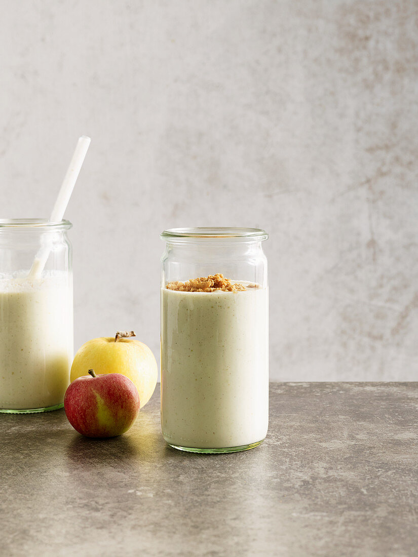 Apple cake smoothie with almond mousse, quark and amarettini