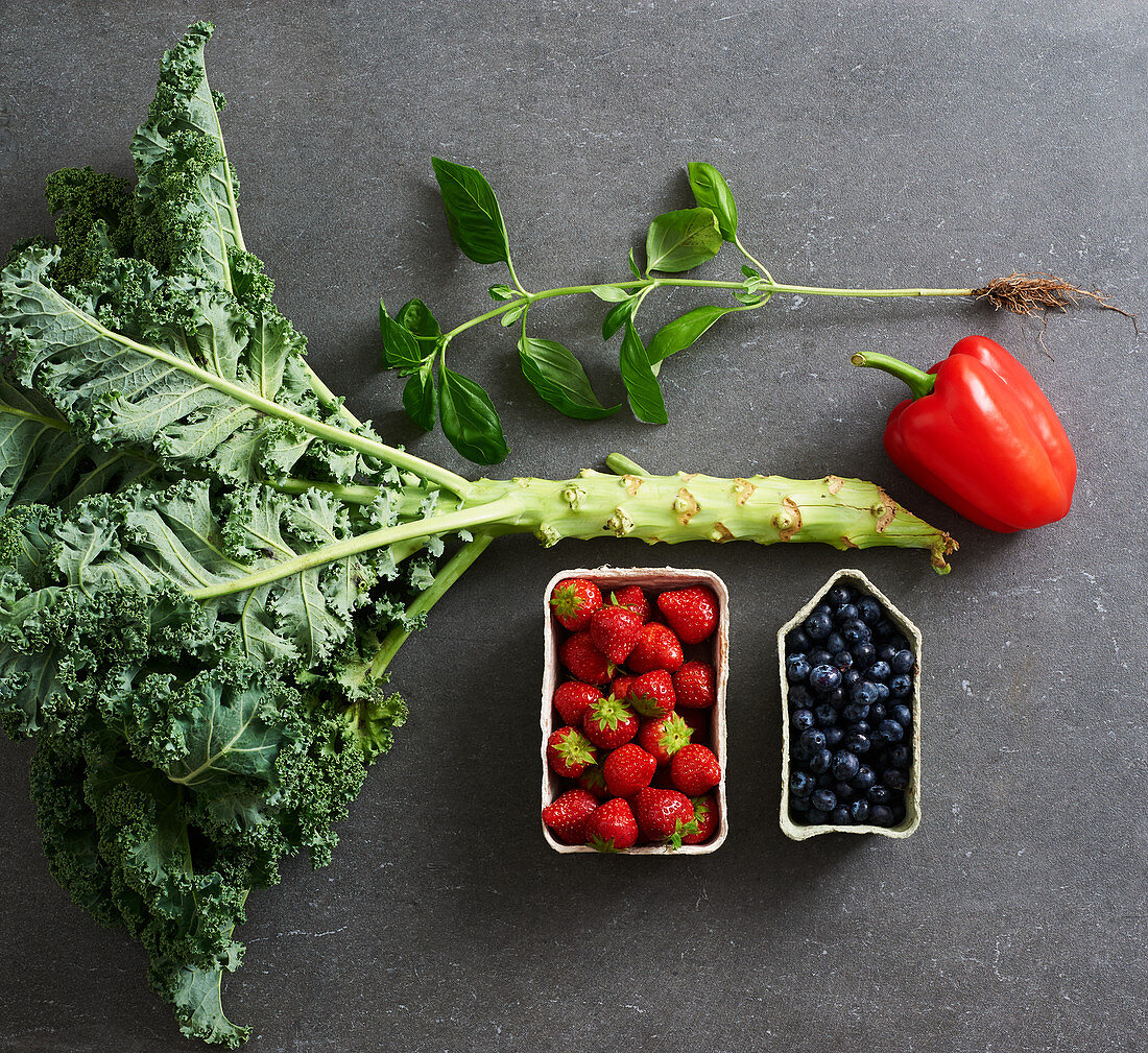 Grünkohl, Basilikum, Paprika, Erdbeeren und Heidelbeeren