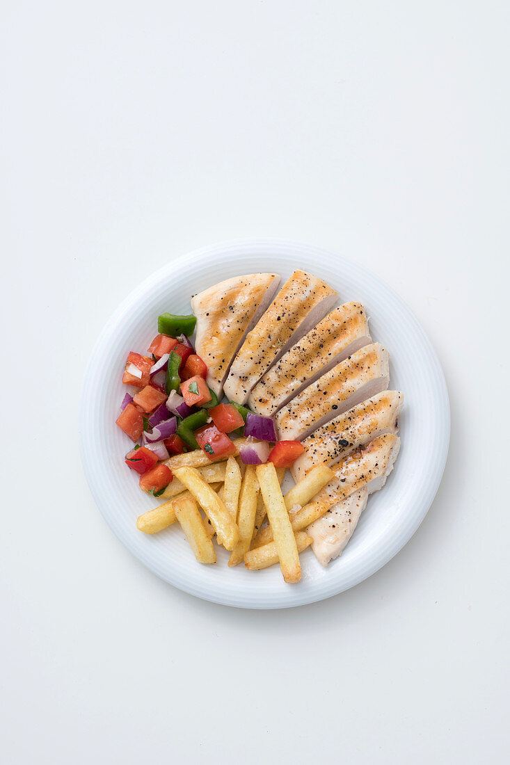 Gebratene Hähnchenbrust mit Paprika-Tomaten-Salsa und Pommes frites