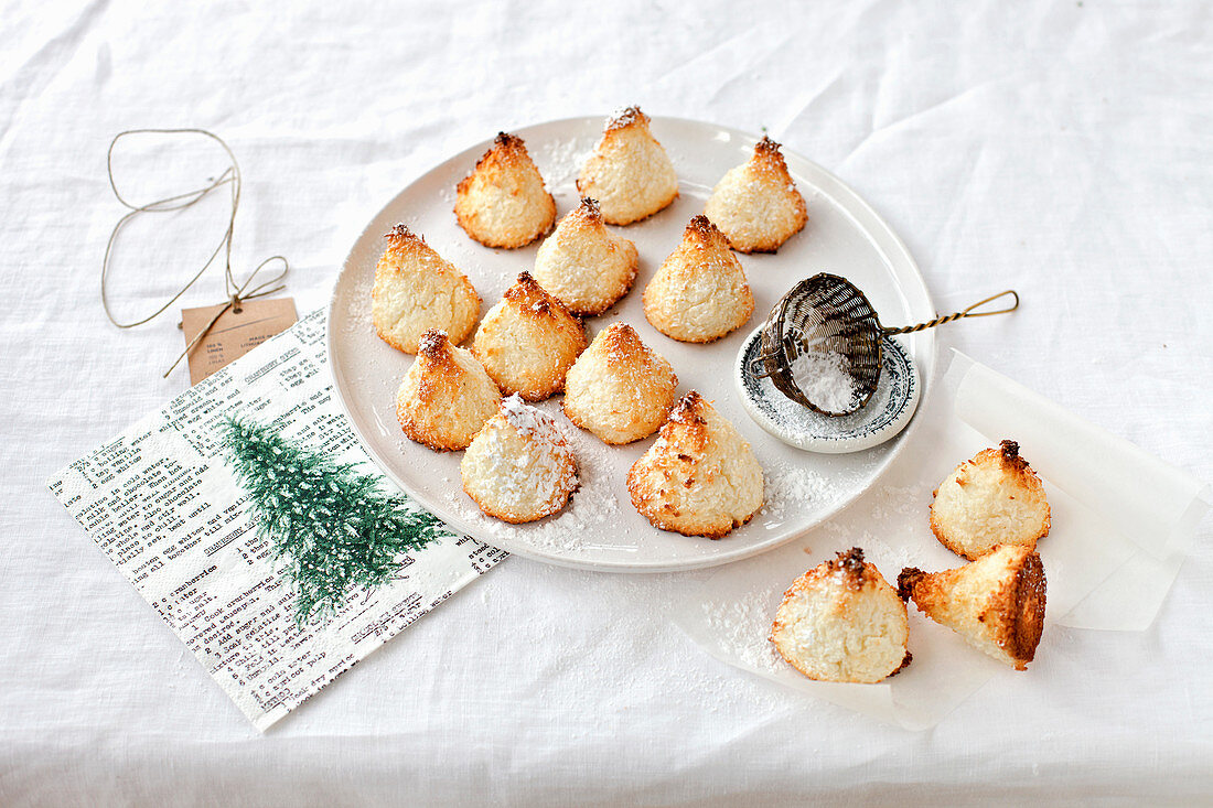 Weihnachtliche Kokosplätzchen in Kegelform