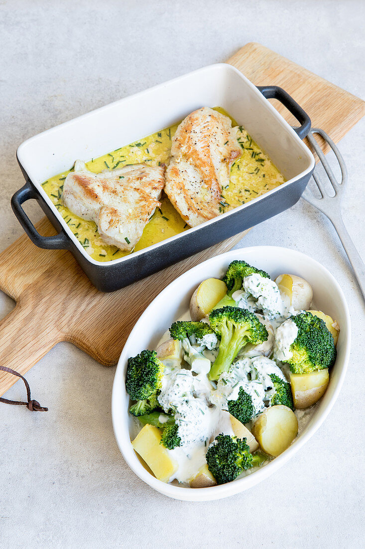 Chicken breast with potatoes and broccoli