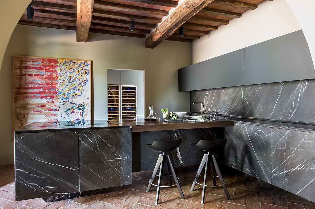 Moderne Küche mit schwarzem Marmor und rustikalen Balken