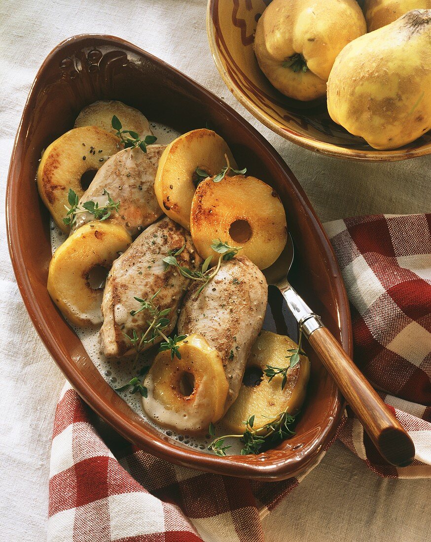 Chicken breast fillets with quince slices and thyme