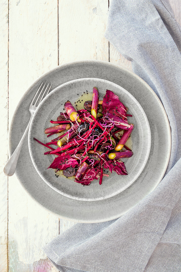 Salat mit lila Spargel, Rote Bete, Trauben und Radicchio