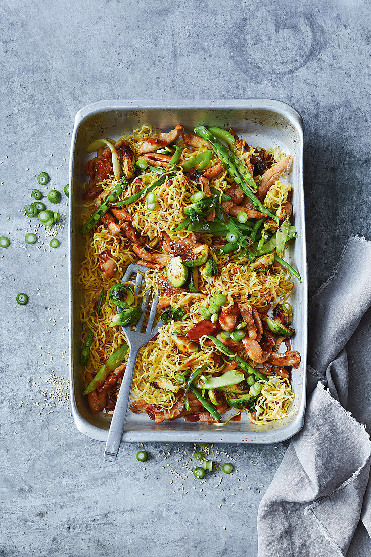 Chow mein mit Huhn und grünem Gemüse (China)