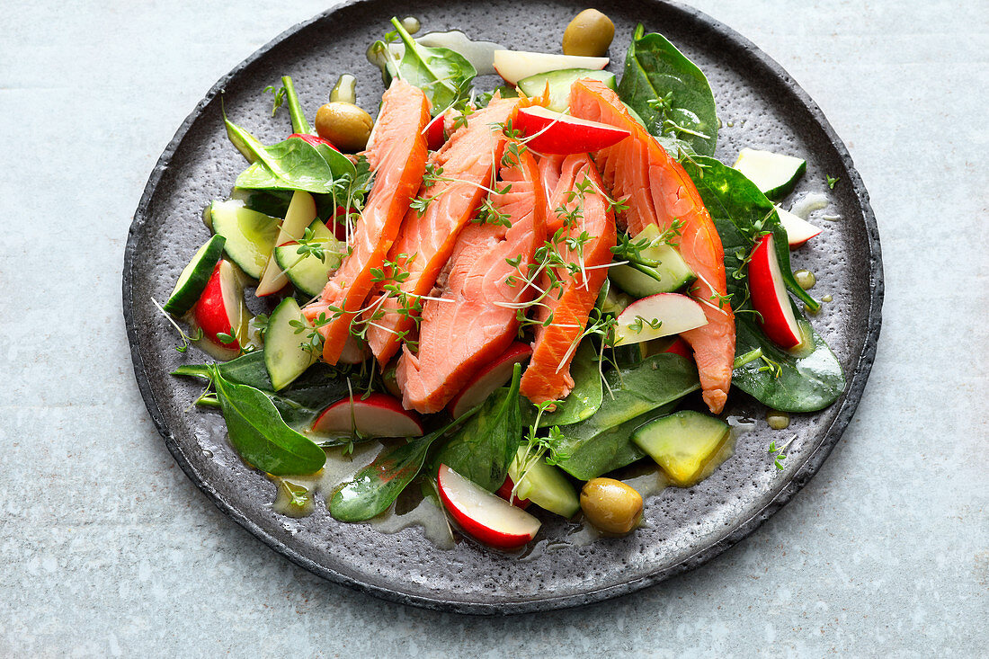 Spinach salad with salmon and radishes