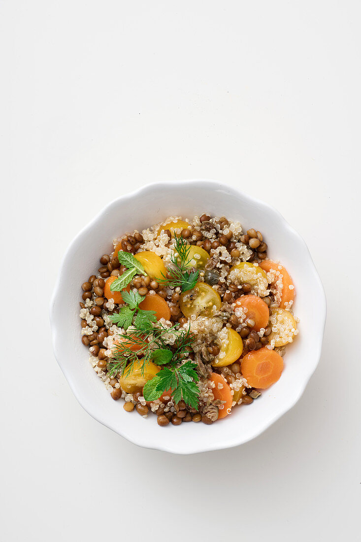Linsensalat mit Quinoa, gelben Tomaten, Möhren und Kräutern
