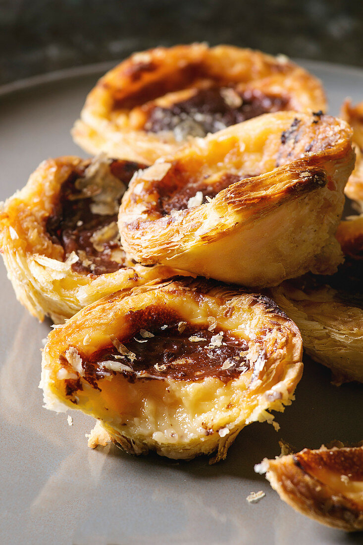 Puff pastry tarts filled with pudding (Pasteis de Nata, Portugal)
