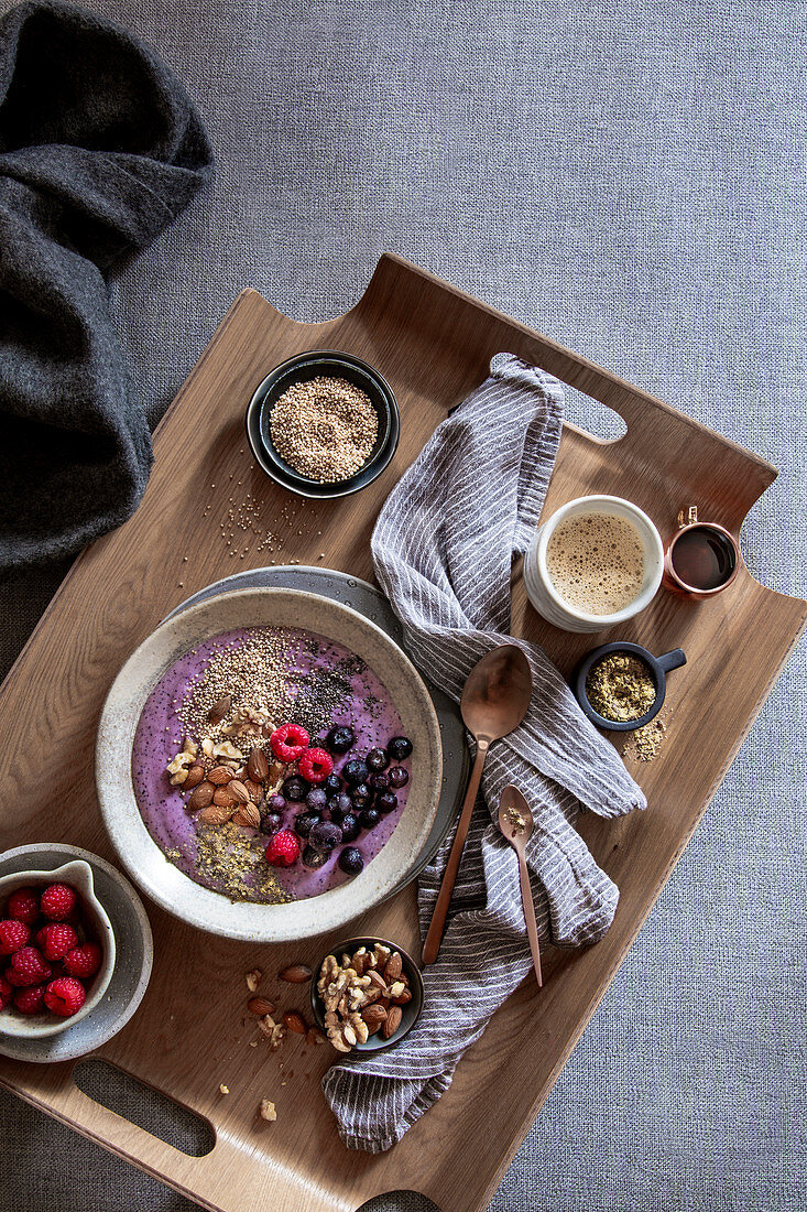 Breakfast Bowl mit Frozen Joghurt und Superfood Toppings (Low Carb)