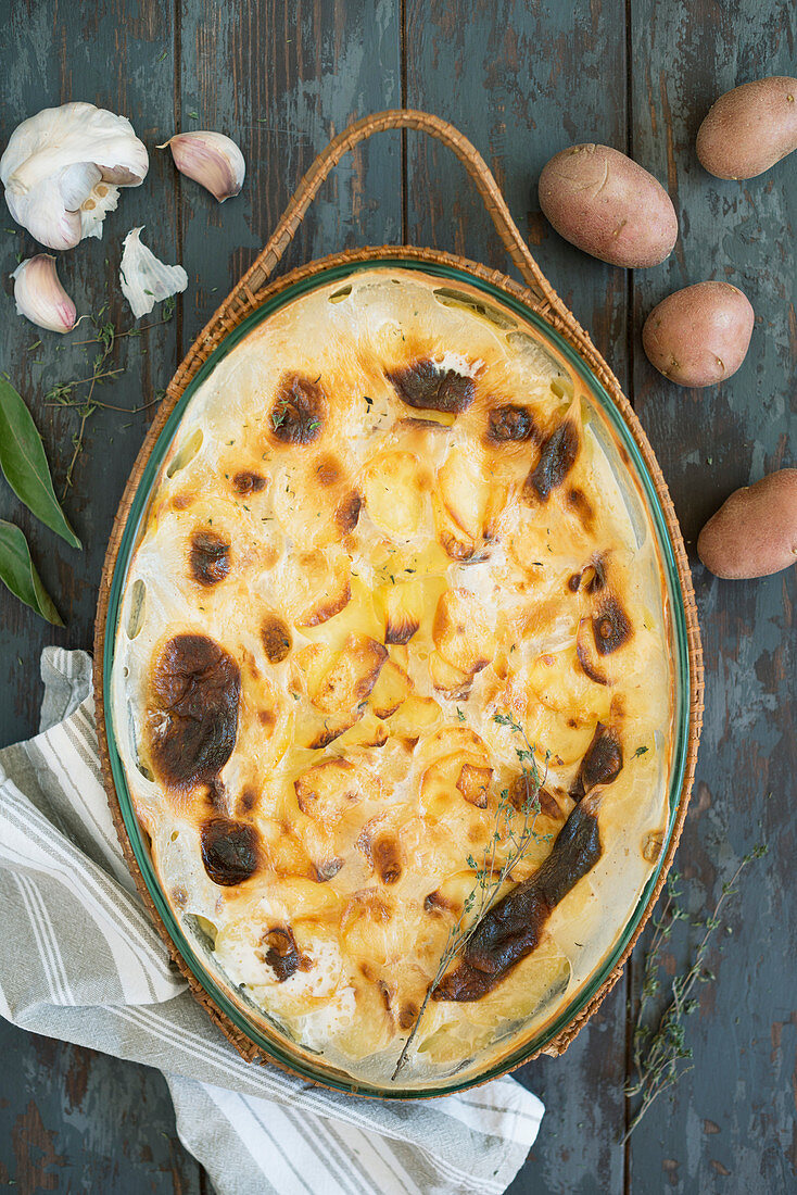 Potato gratin with garlic and thyme