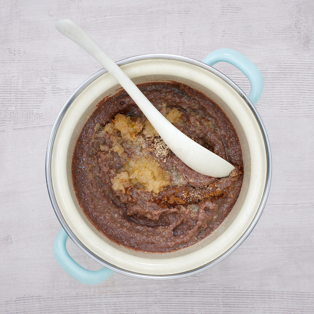 Chocolate semolina pudding with pears, hazelnuts and cinnamon