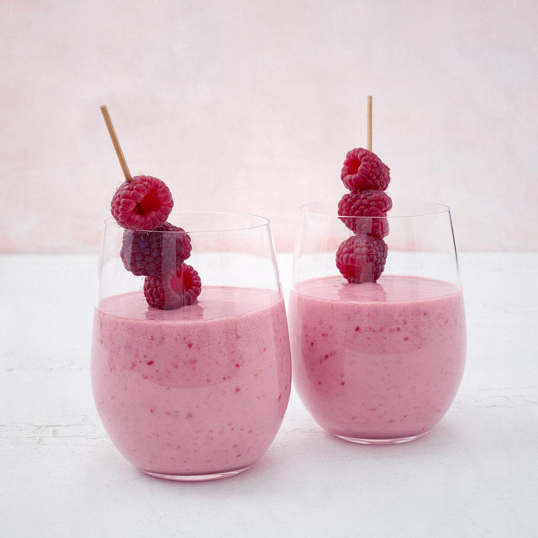 Raspberry yoghurt drinks with honey