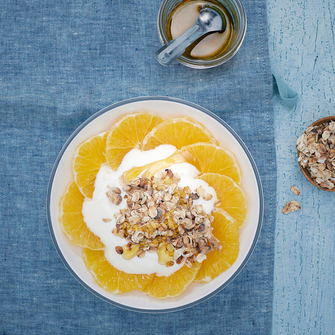 Fresh oranges with yoghurt and a muesli mixture