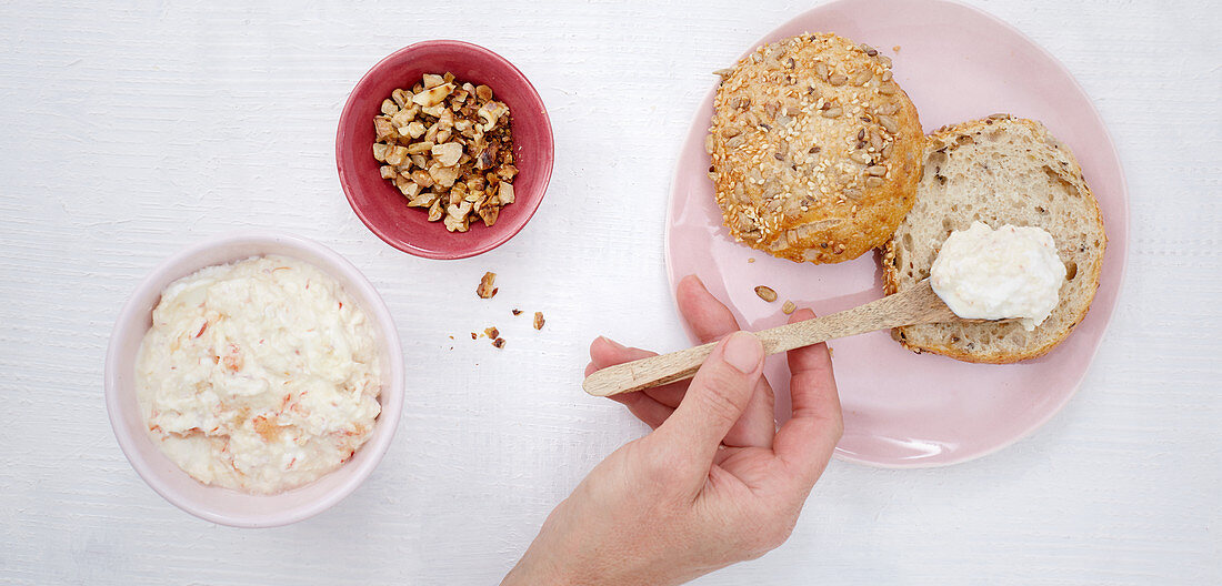 Sweet rolls with apple and walnut quark