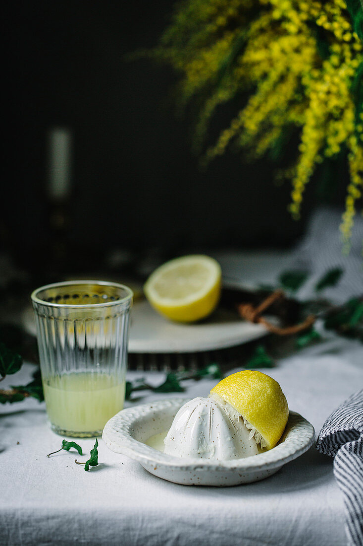Zitronensaft und ausgepresste Zitrone