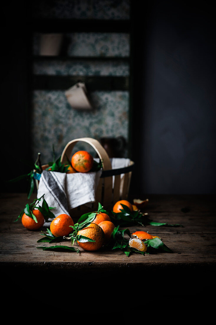 Mandarinen mit Spankorb auf rustikalem Holztisch