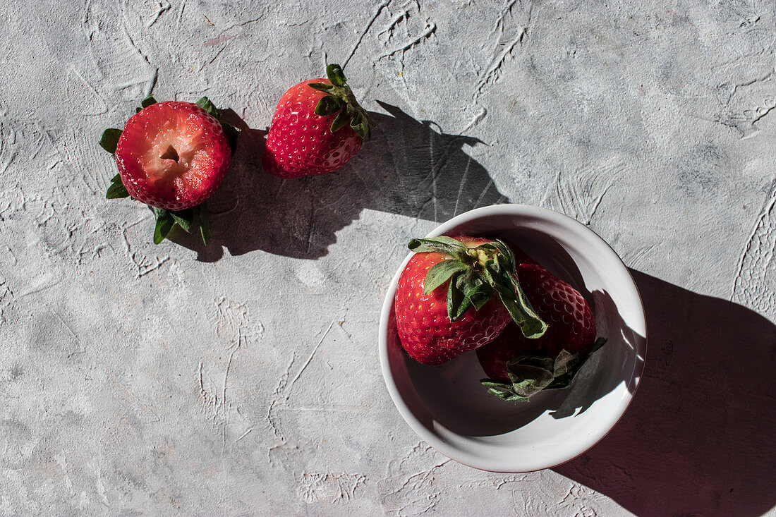 Frische Erdbeeren auf Tisch im Sonnenlicht