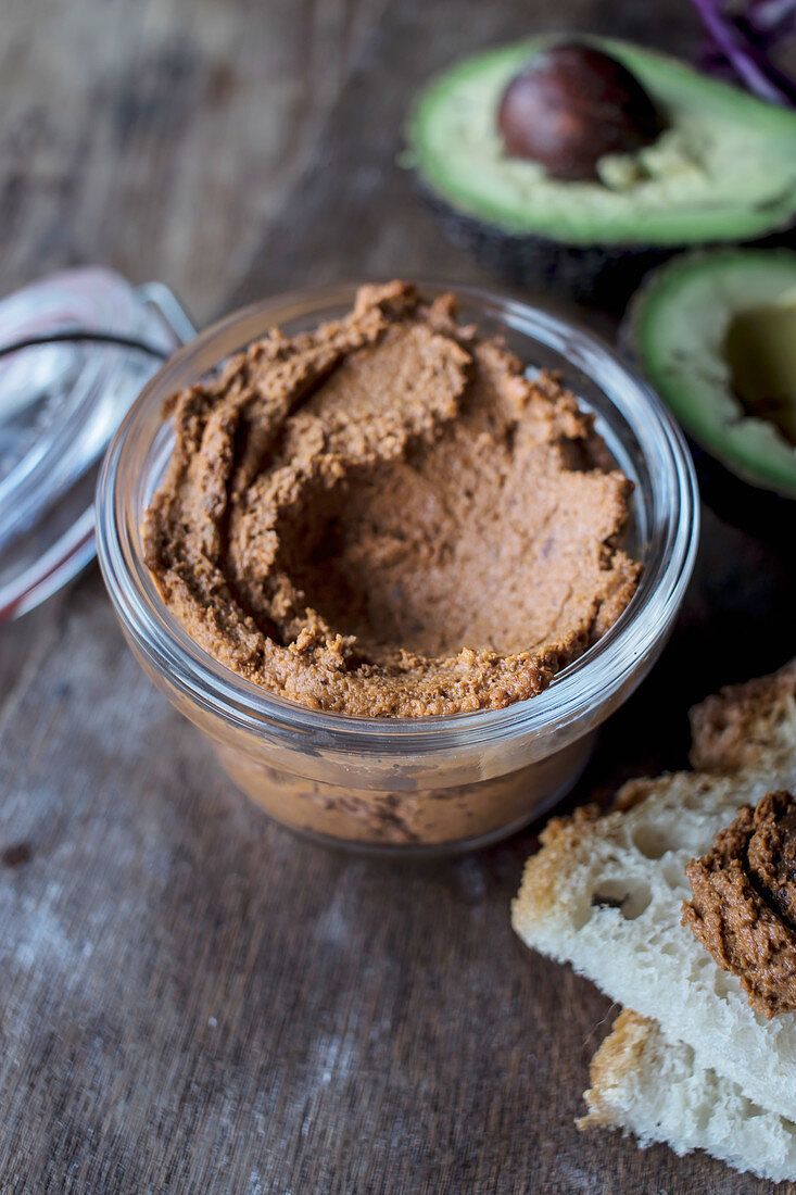 Pate aus getrockneten Tomaten und Avocados