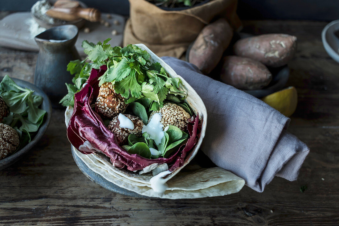 Süßkartoffel-Falafel mit Petersilie und Kohl im Fladenbrot