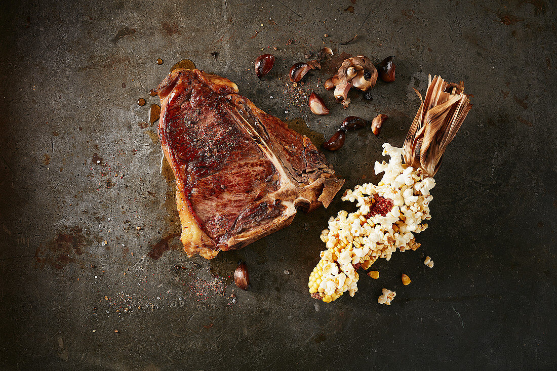 T-Bone-Steak und Popcorn