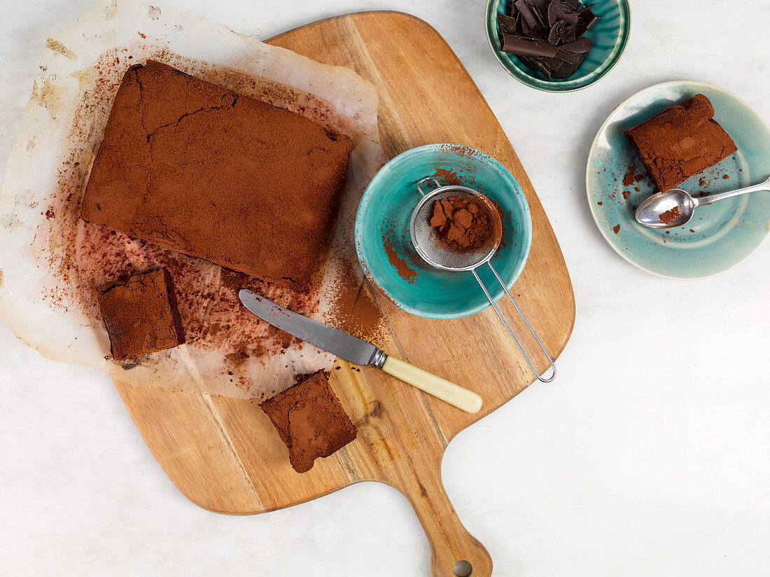Rote-Bete-Brownies mit Kakaopulver