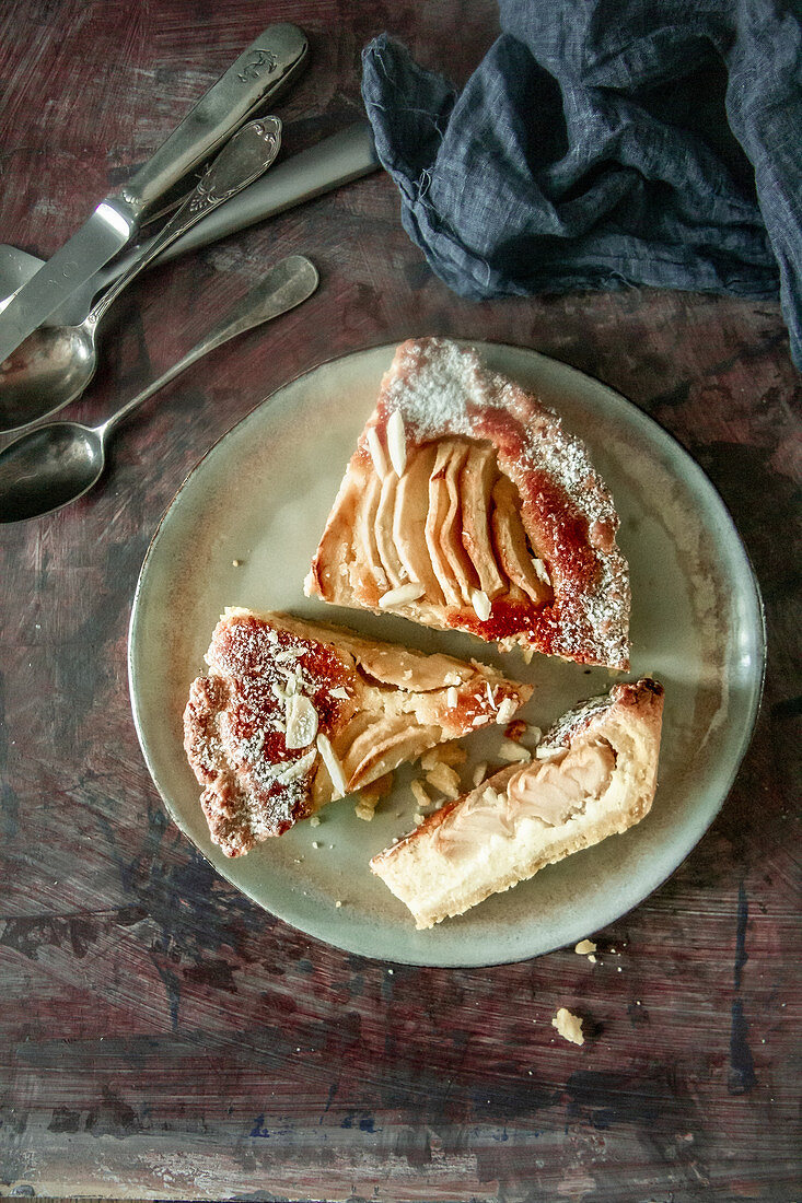 Crostata with apples and almonds